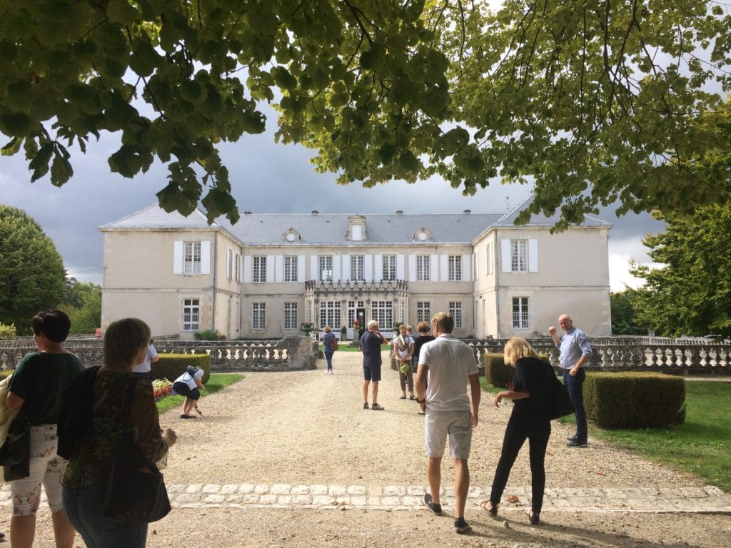 Besøk vinslott i St. Émilion eller Médoc. Dra på østerssafari i Arcachon, eller lær om tålmodighetens kunst i Cognac. Storby og hav, vingårder og konjakk hus.